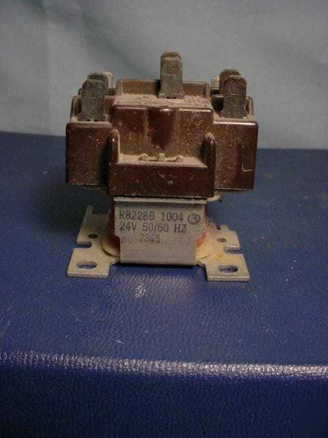 Honeywell R8228B-1004 24 volt switching relay switch