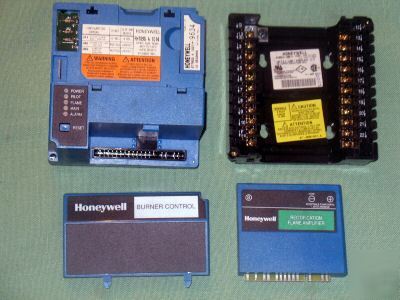 Honeywell RM7895 burner conrol, w/ R7847, Q7800, ST7800